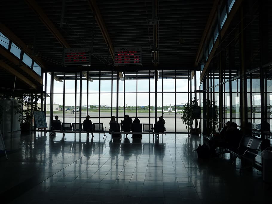 foto de silueta, personas, sentado, vestíbulo, aeropuerto, terminal, área de espera, salón de pasajeros, mannheim, alemania
