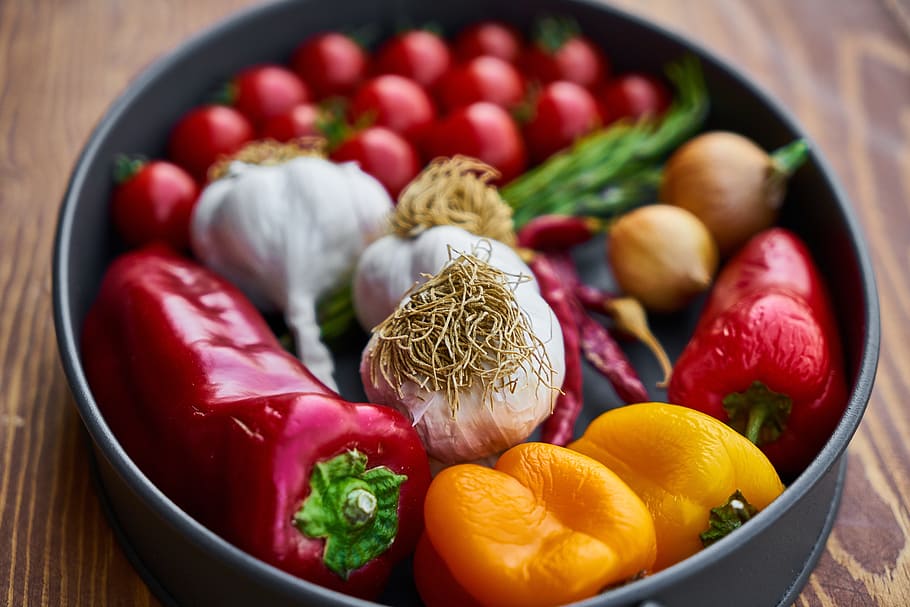 berbagai macam sayuran warna, bulat, hitam, panci, tomat, bawang putih, lada, hijau, bawang, dapur