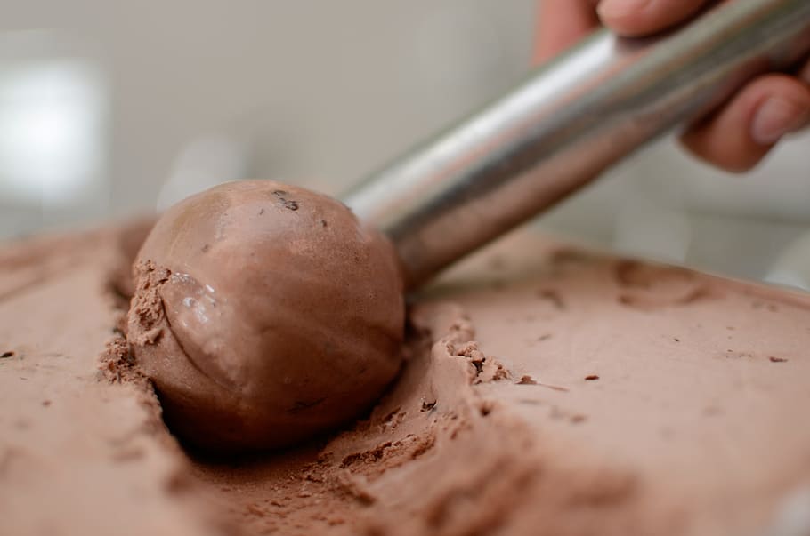 person, scooping, chocolate ice cream, ice cream, gelato, summer, brazil, tasty, delicious, eat