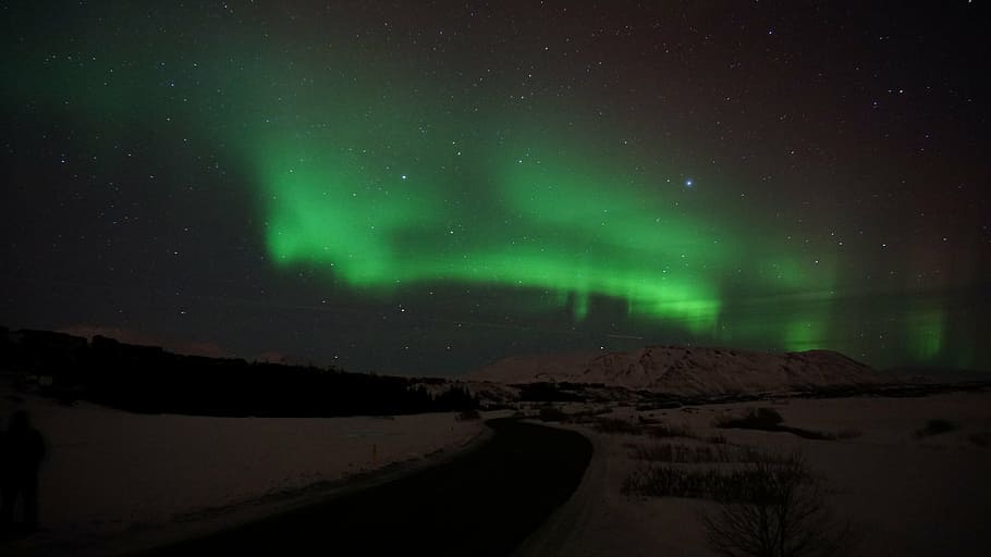 lampu aurora, aurora, hijau, cahaya, atmosfer, langit, bintang, jalan, malam, salju