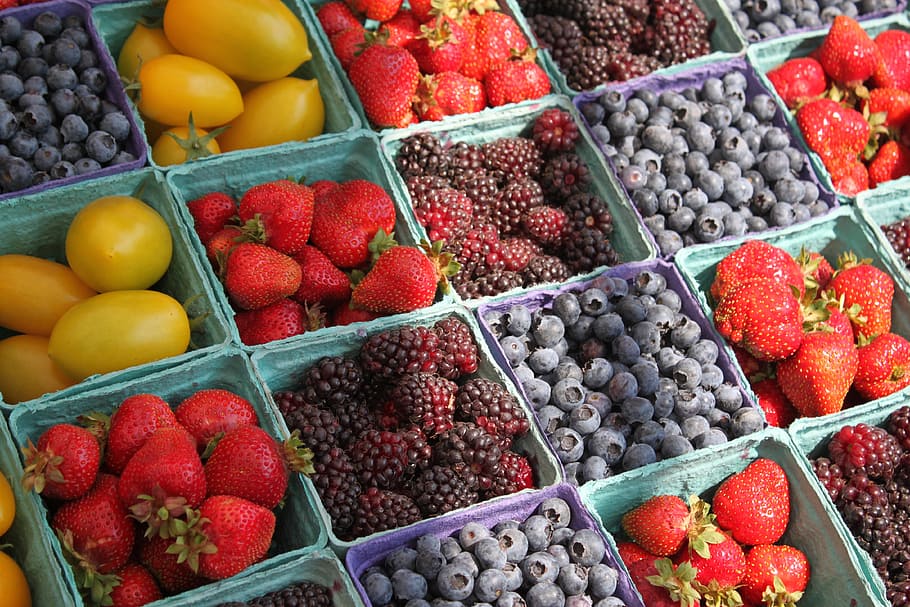 assorted berries, farmers, market, berries, fruit, farmers market, fresh, food, produce, healthy