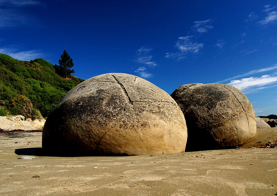 Moeraki Boulders, The Moeraki Boulders, Otago, rocks, concretions, septarian concretions, Tamron 18-270mm PZD, Sony DSLR A580, Oamaru Lime Stone, Beaches
