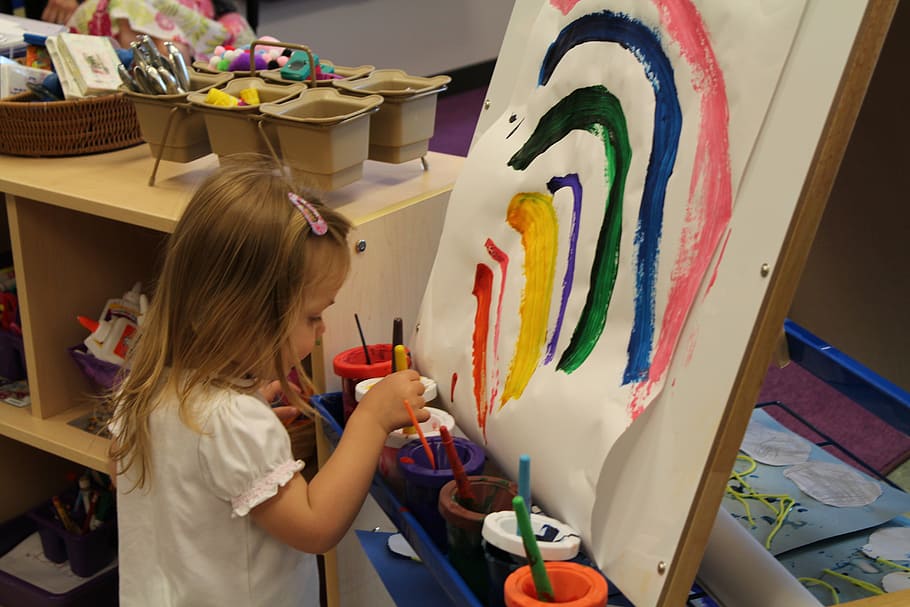 niña, tenencia, amarillo, pincel, arco iris, arte, pintura, artístico, niño, preescolar