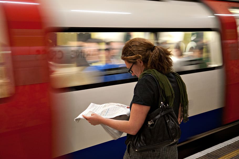 женщина, читает, газета, ждет, соединение, лондон, метро, ​​лондонское метро, ​​люди, девушка