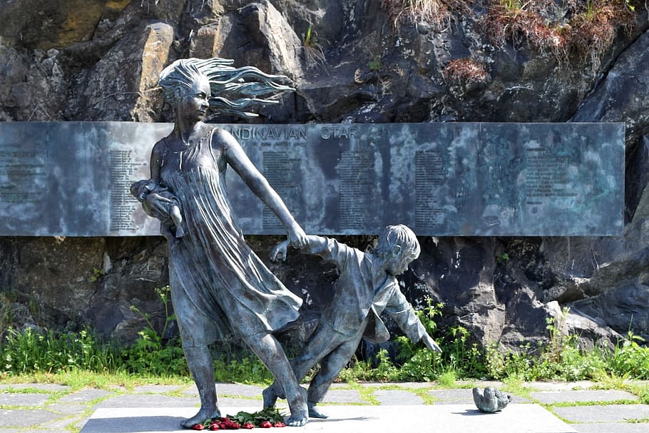 Statue, Sculpture, Oslo, Memorial, scandinavian star, mother, child, lost, teddy, bronze