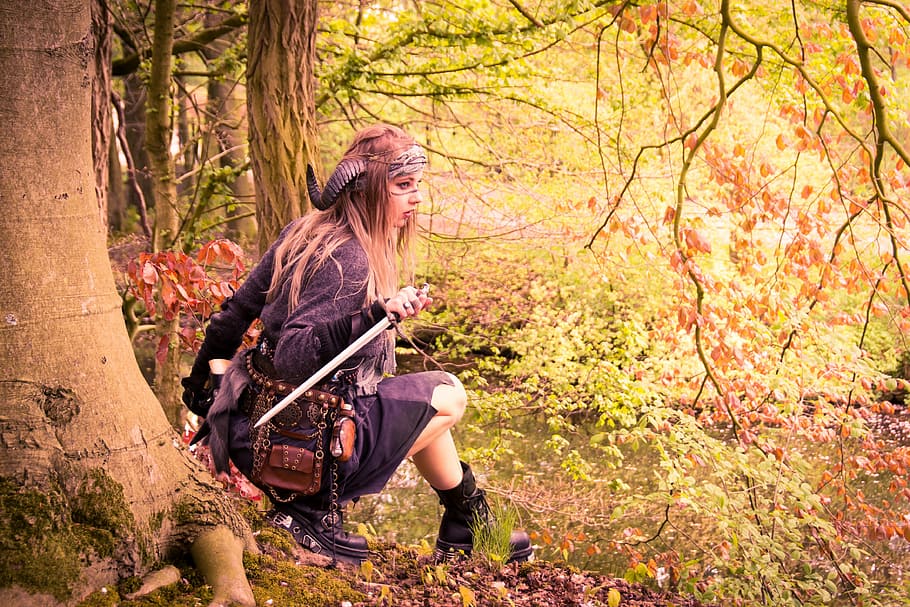 wanita, hitam, tanduk, memegang, pedang, model hutan, misterius, fantasi, ancaman, musim gugur