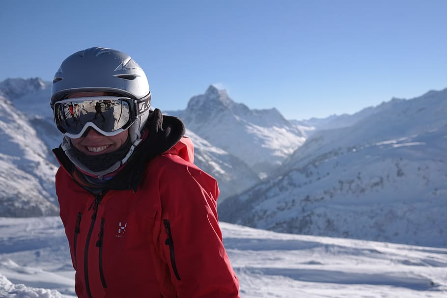 homem, vestindo, jaqueta, em pé, campo de neve, capacete, óculos, esquiador, esqui, pista de esqui