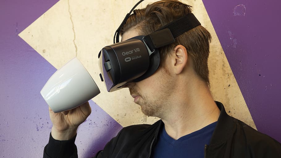 realidade virtual, homem, tecnologia, camisa azul, auricular, oculus, óculos de proteção, futurista, experiência, inovação