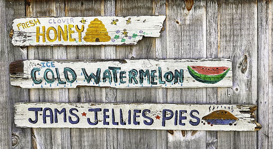 tiga, putih, kayu, papan, tanda pasar petani vintage, jeli, pai ceri, pai blueberry, pai apel, pedesaan