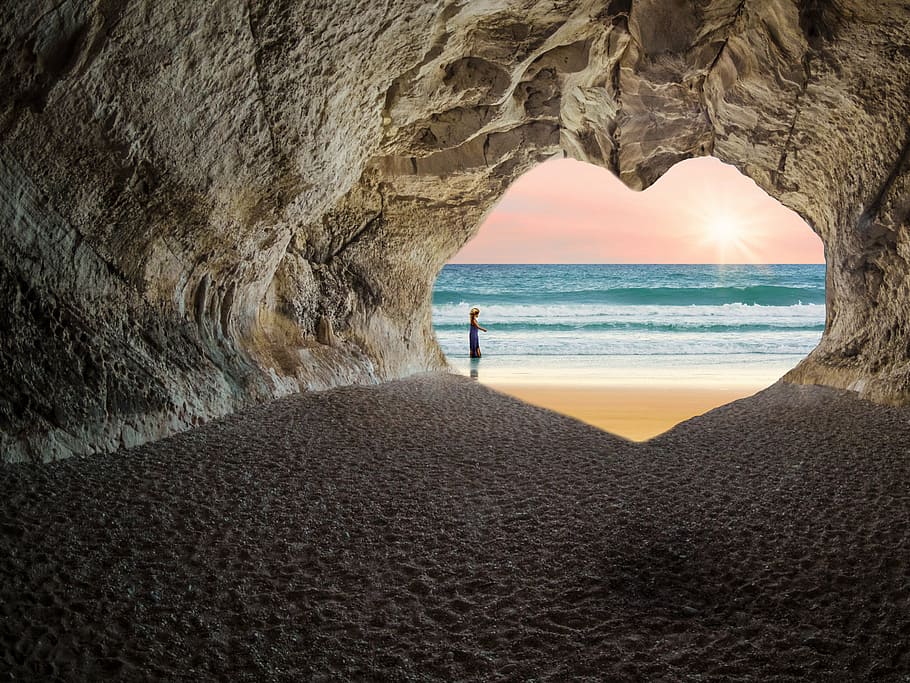 pessoa, de pé, do lado de fora, entrada da caverna em forma de coração, mar, oceano, menina, caminhada, atlântico, mediterrâneo