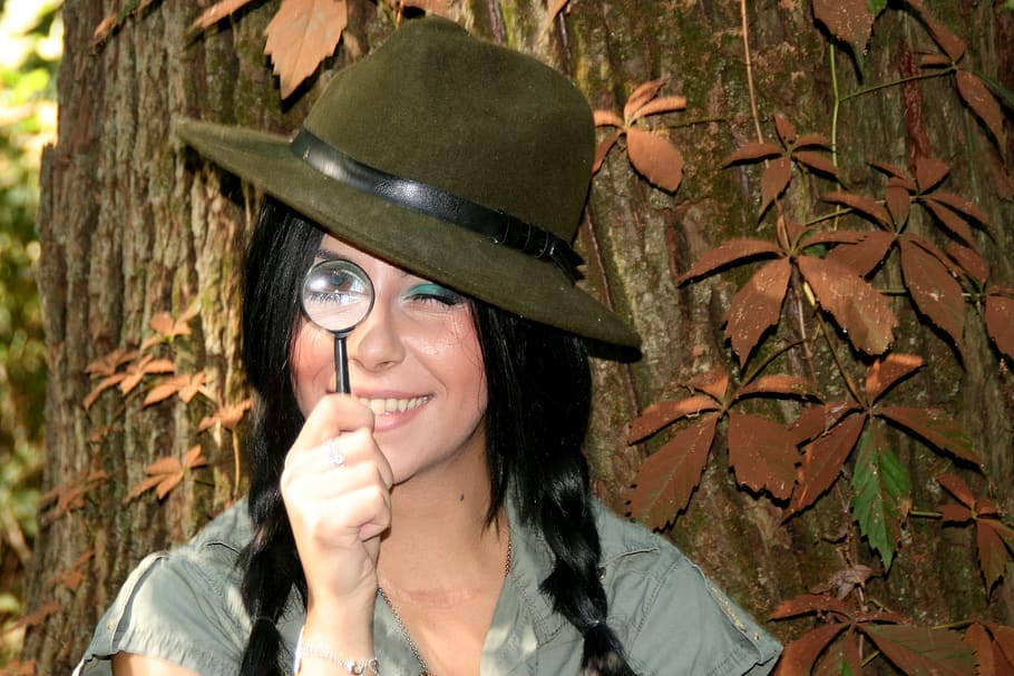 garota, explorador, lupa, chapéus, floresta, selva, retrato, sorrindo, tiro na cabeça, adulto