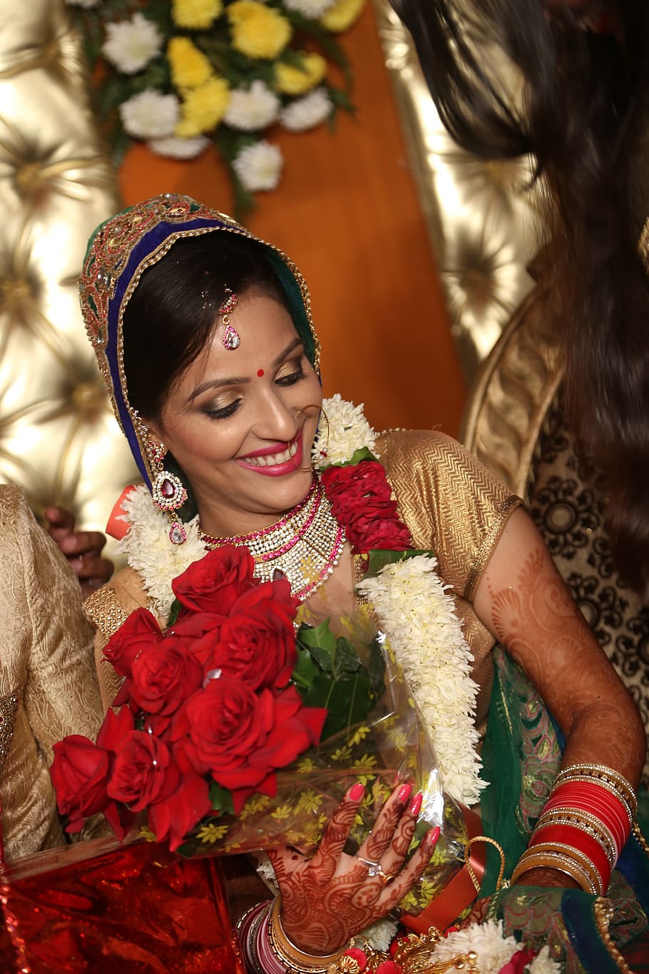 noiva, casamento, indiano, sorrindo, roupas tradicionais, pessoas reais, felicidade, celebração, roupas, flor