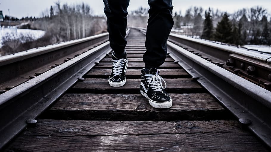 orang, mengenakan, sepatu kets rendah, sepatu, berjalan, rel kereta api, perjalanan, alas kaki, sepatu kets, di luar ruangan
