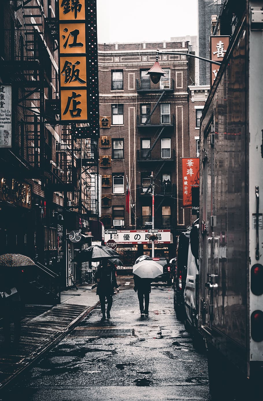 chinatown, caminhando, rua, chuva, molhado, urbano, beco, edifícios, arquitetura, pessoas