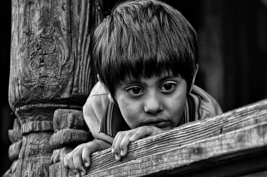 Niño, tenencia, marrón, madera, tablón, negro, blanco, fotografía, blanco y negro, tomar fotos