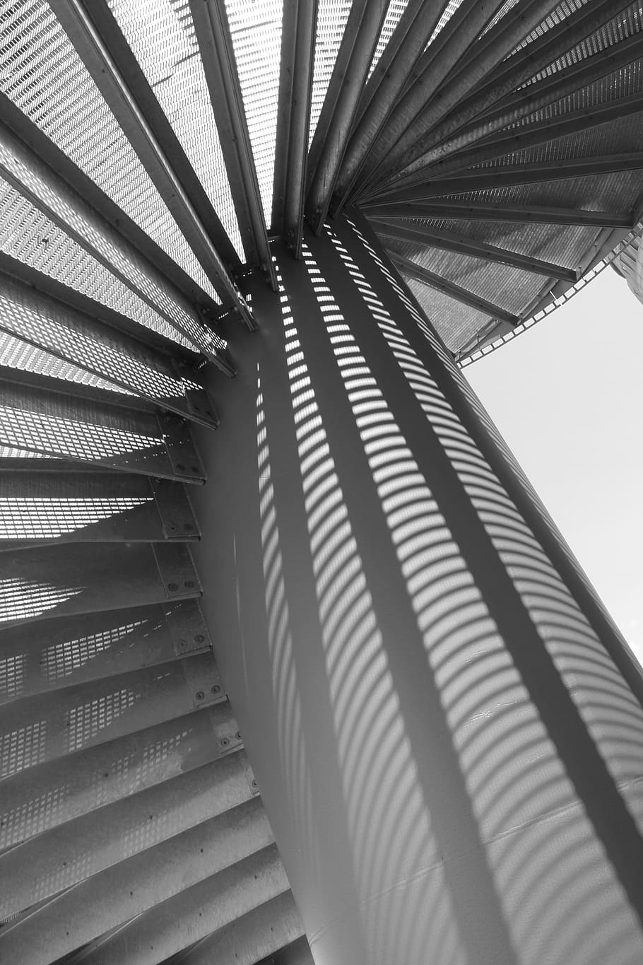 tangga, tangga spiral, cahaya, bayangan, kisi, shadow play, pola, arsitektur, struktur yang dibangun, sudut pandang rendah