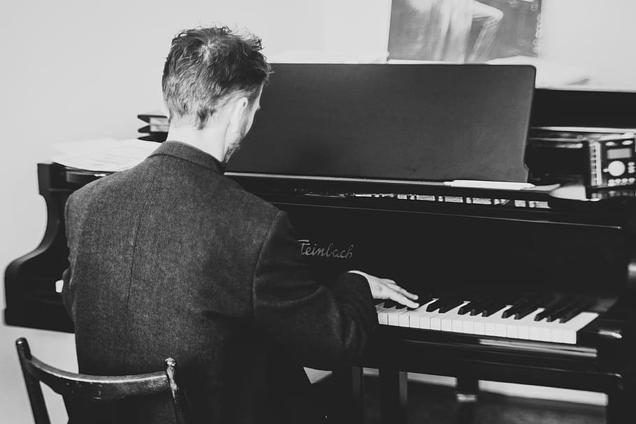 foto em escala de cinza, homem, tocando, grande, piano, pianista, música, instrumento, músico, clássico