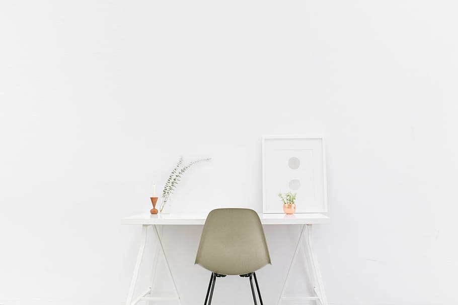 gris, silla, frente, blanco, mesa, rectangular, de madera, colocado, cerca de, concreto
