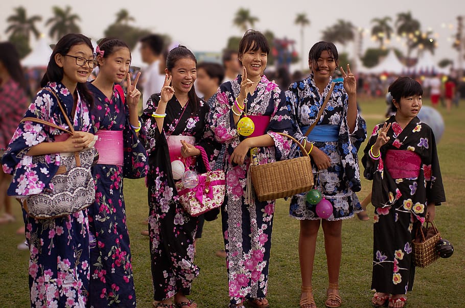 グループ, 女性, 立っている, 草地, 日本のティーンエイジャー, 日本人の女の子, 盆踊り, 日本の収穫祭, 幸せ, うれしそうな