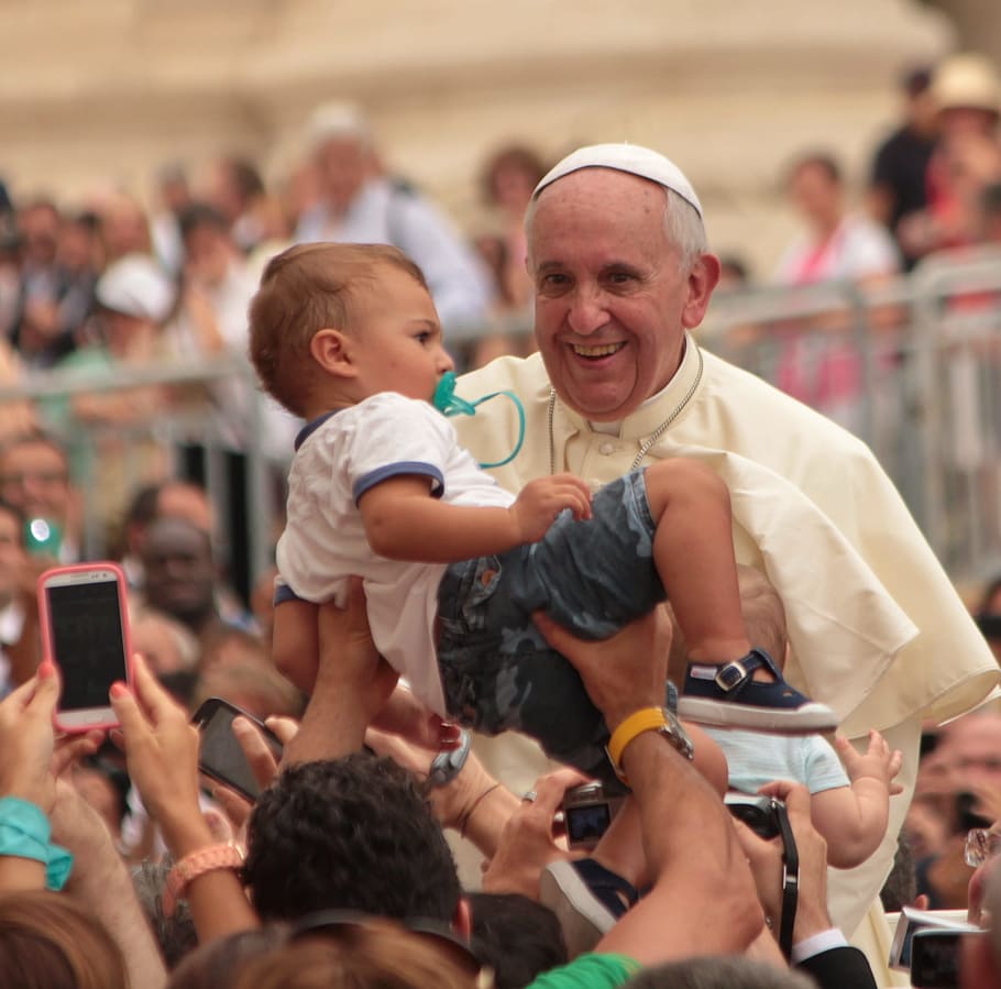 papa francisco, llevando, niño, niños, papa, religión, bendición de los niños, roma, audiencia, multitud