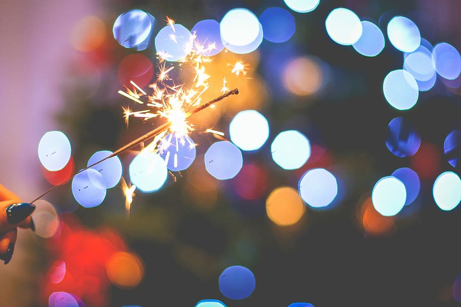 navidad sparklers fun, navidad, sparklers, diversión, bokeh de navidad, decoración de navidad, árbol de navidad, desenfocado, fondos, celebración