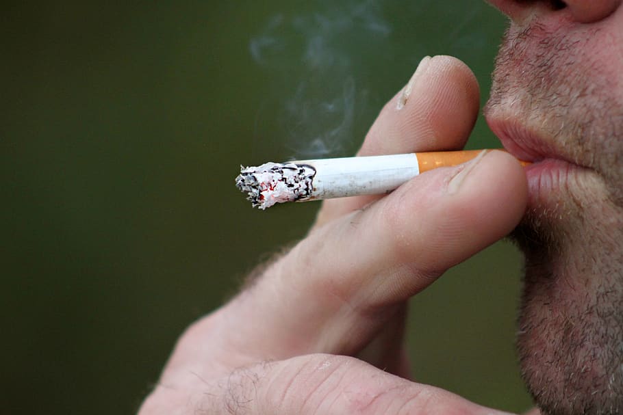 fumar, cigarro, homem, tabaco, nicotina, saúde, fumante, hábito, câncer de pulmão, mão