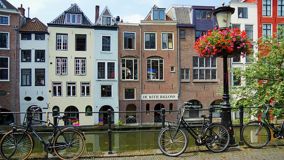 bikes, parked, fence, canal, buildings, day, utrecht, holland, channel, house