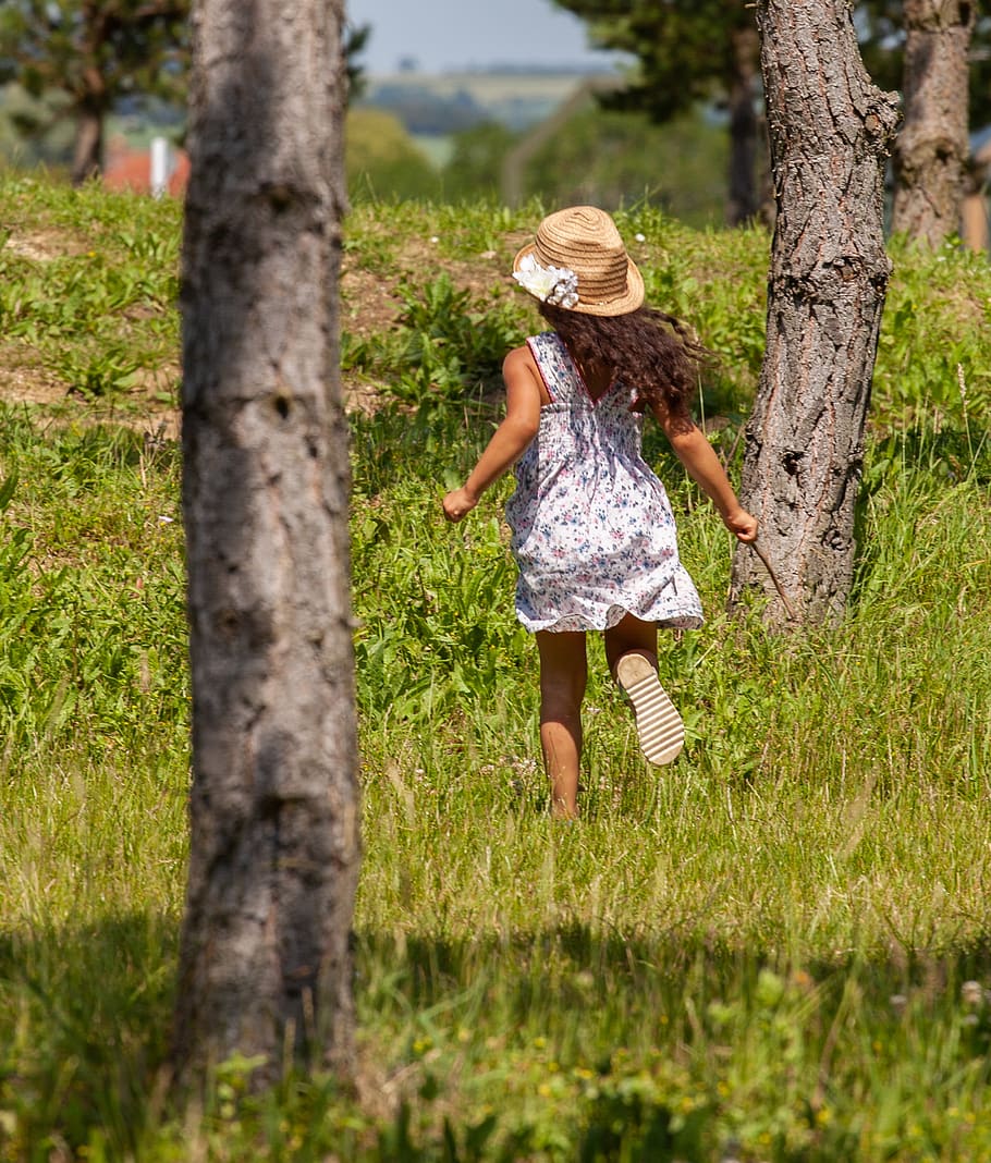 У приличных людей дети не сбегают. Девочка бежит. Дети бегают по траве. Ребенок бежит по траве босиком. Дети бегут.