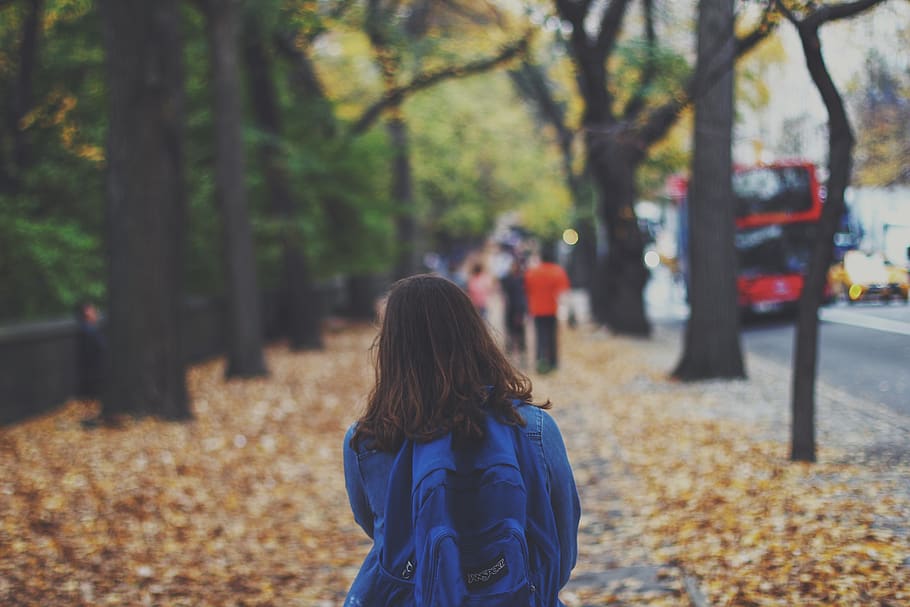 menina, mulher, caminhando, pedestre, cidade, urbano, estilo de vida, calçada, folhas, outono