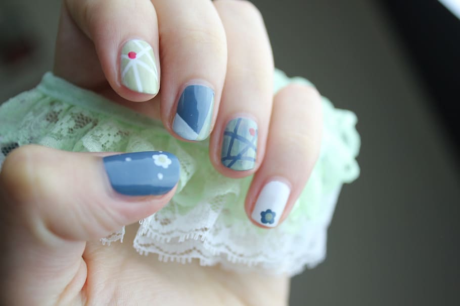 mujer, mostrando, azul, blanco, verde, manicura de uñas, arte de uñas, uñas, diseño de uñas, manicura
