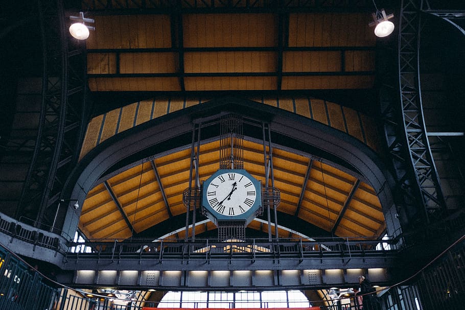 Станция с часами. Киевский вокзал часы. Траин клок ЗОУСАН. Train Station Clock Blender. Maya Lin's Clock at Station.