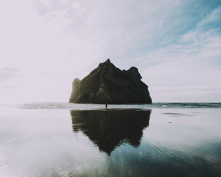 persona, en pie, cuerpo, agua, formación rocosa, rock, playa, mojado, arena, reflexión