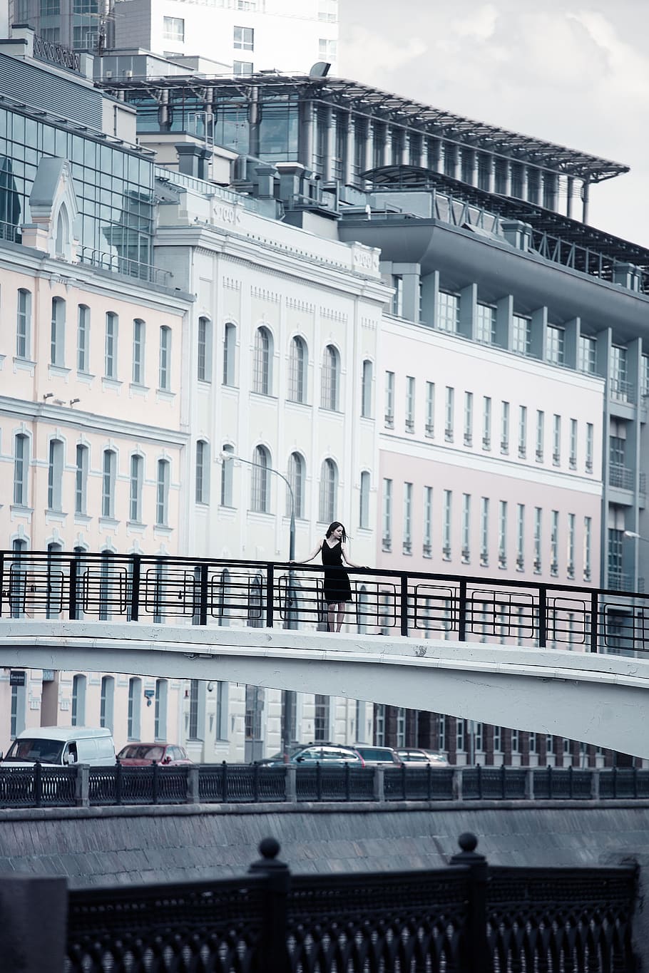 グレースケール写真, 立っている, コンクリート, 橋, グレースケール, 写真, スターリン超高層ビル, モスクワ, msu, 岸壁