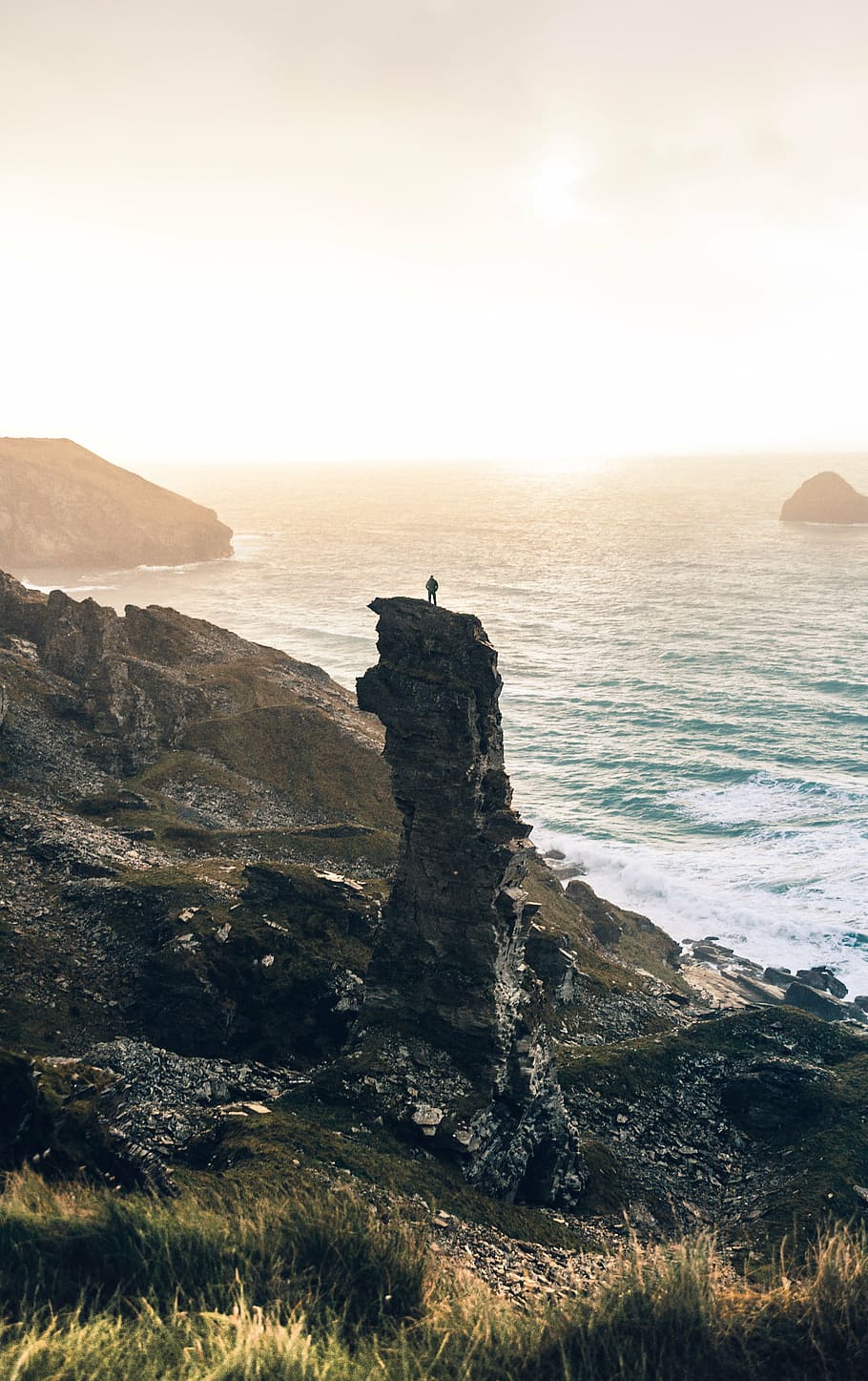 homem, em pé, pico, formação rochosa, mar, oceano, agua, ondas, natureza, Pedras