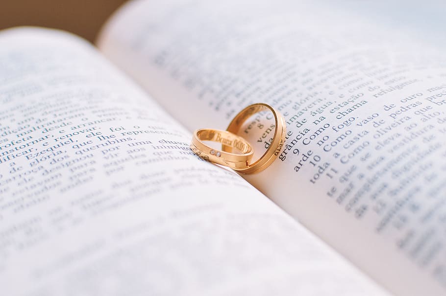 dos, anillos de color dorado, libro, pareja, amor, anillos, boda, biblia, votos, anillos de boda