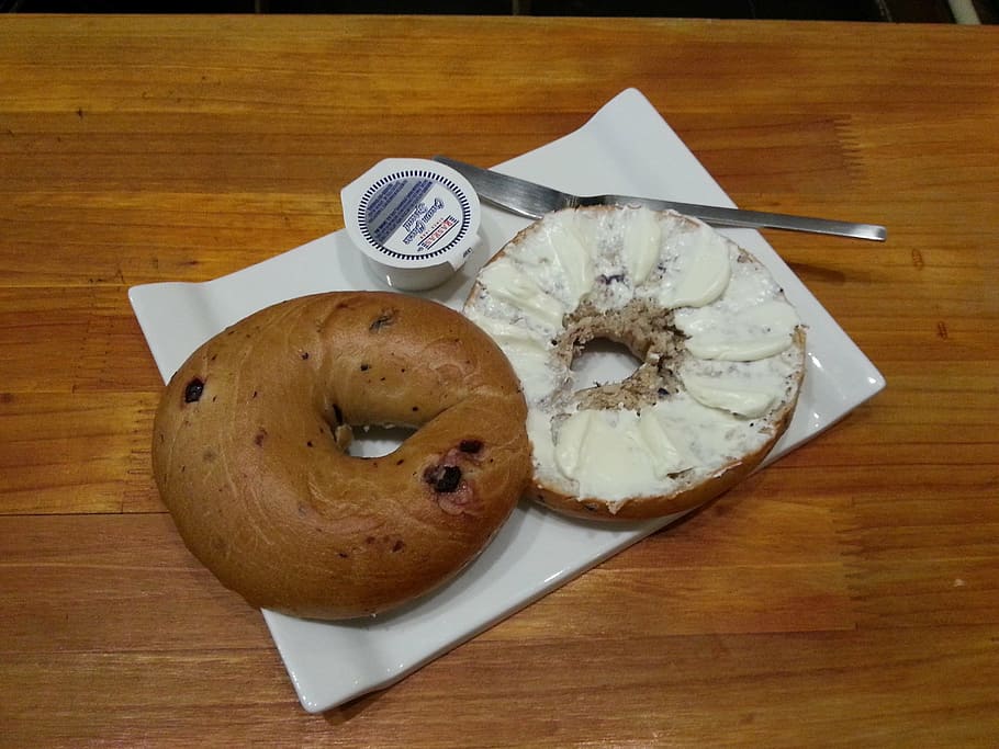 round pastry, white, plate, bagel, bread, dessert, food and drink, food, table, still life