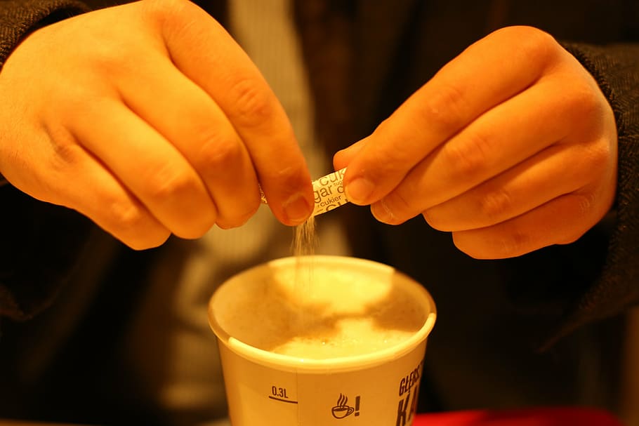 café, para llevar, azúcar, taza, caliente, bebida, cafeína, mano humana, mano, parte del cuerpo humano