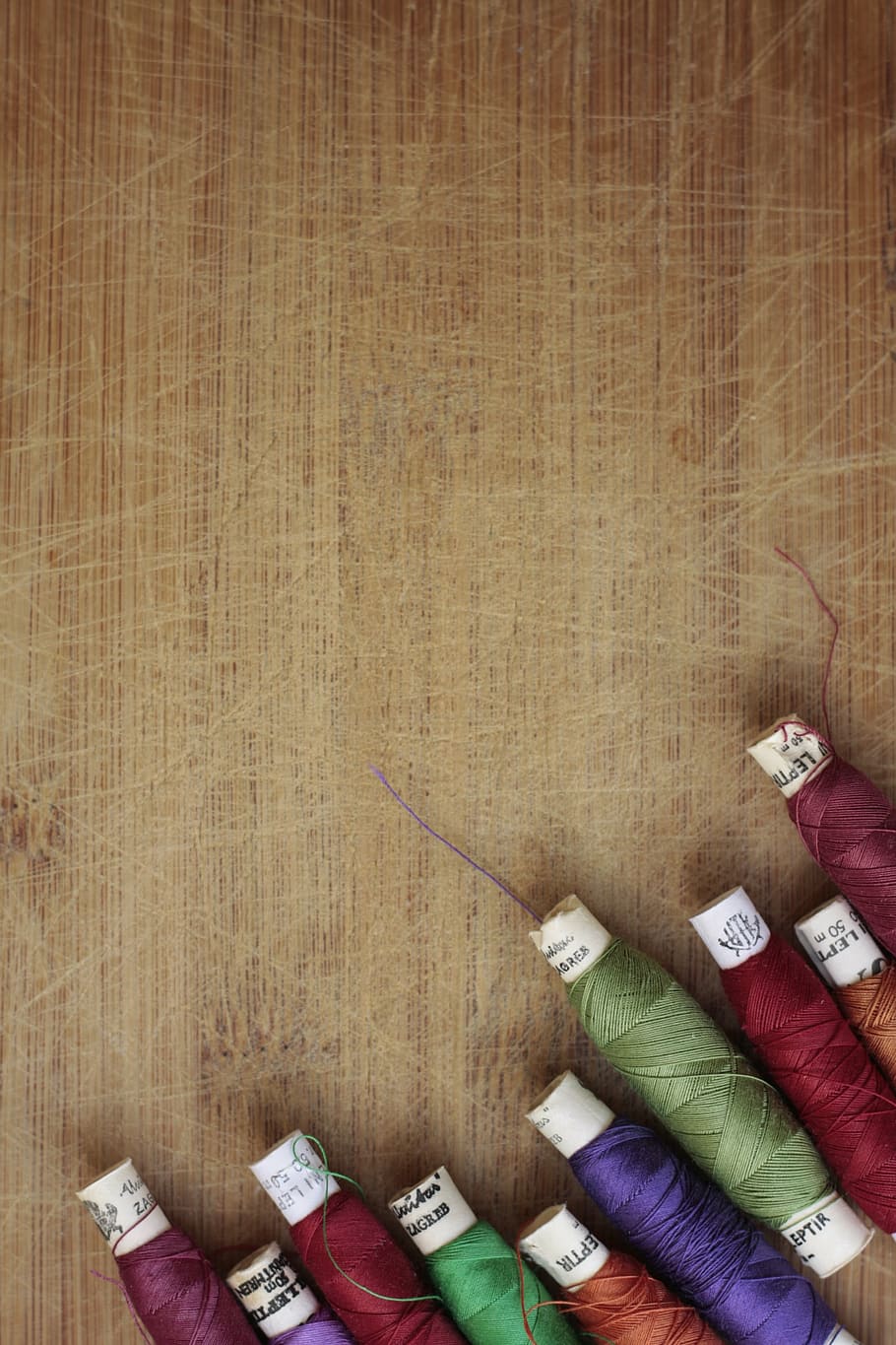 linhas de cores sortidas, agulha, corda, malha, vestuário, bordado, madeira, artesanato, fibra, roupas