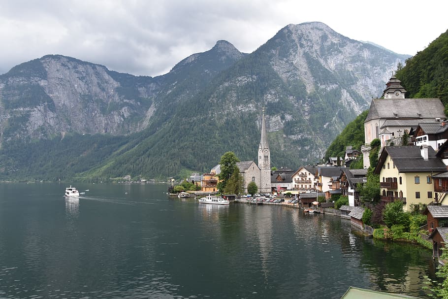 Hallstatt, Austria, montañas, turismo, barco, lago, montaña, agua, arquitectura, estructura construida