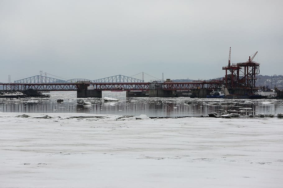 foto de ángulo amplio, puente colgante, rojo, acero, puente, nieve, día, industrial, río, agua