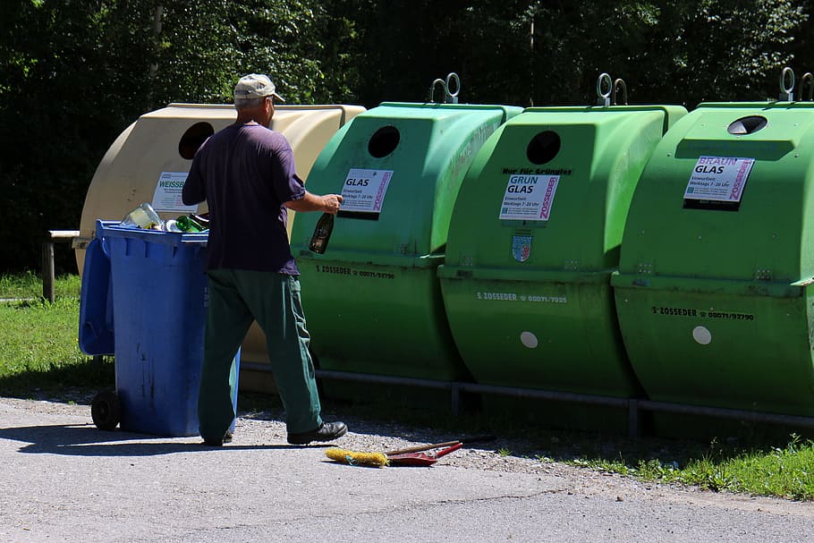 hombre, de pie, frente, contenedores de basura, desechos, vidrio, reciclaje, botellas, basura, medio ambiente