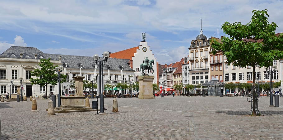landau in der pfalz, town hall square, stadtmiite, center, shops, hotel, restaurant, outside catering, equestrian statue, monument