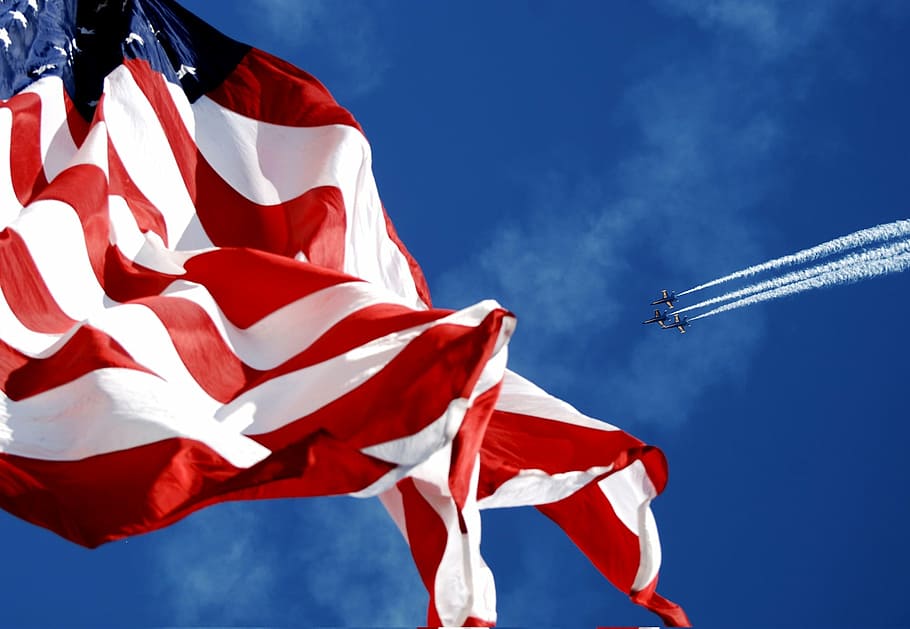 rendah, fotografi sudut, bendera, amerika serikat, siang hari, bendera amerika, penerbangan, bintang-bintang dan garis-garis, patriotisme, mengepak