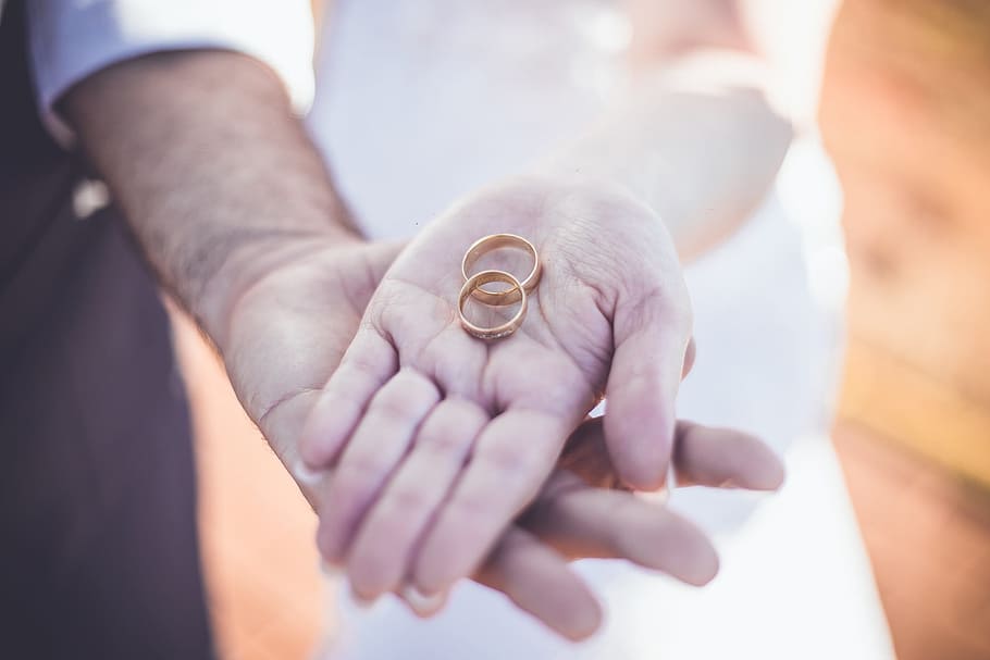 person, holding, gold-colored wedding bands, alliance, love, casal, grooms, marriage, married, in love