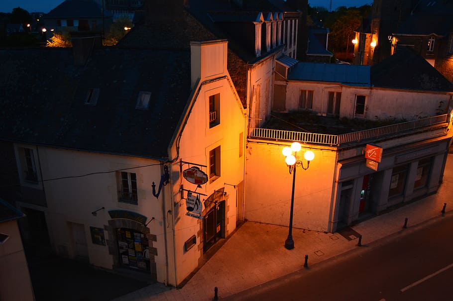 Saint Malo, França, Esquina da rua, Esquina, Bar, noite, exterior do edifício, iluminado, arquitetura, estrutura construída