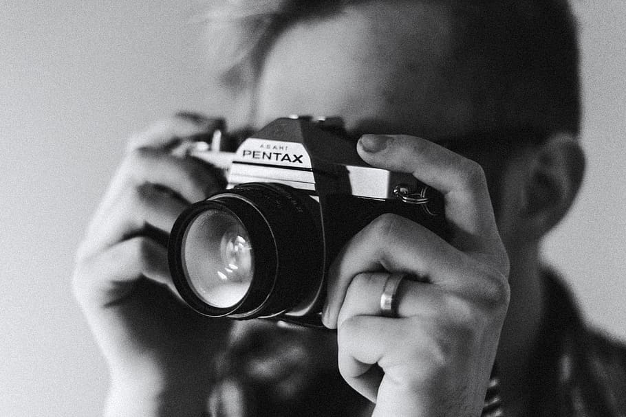 카메라, 사진, 렌즈, 펜탁스, 검정색과 흰색, 손, 반지, 사람들, 사진 작가, 카메라-사진 장비