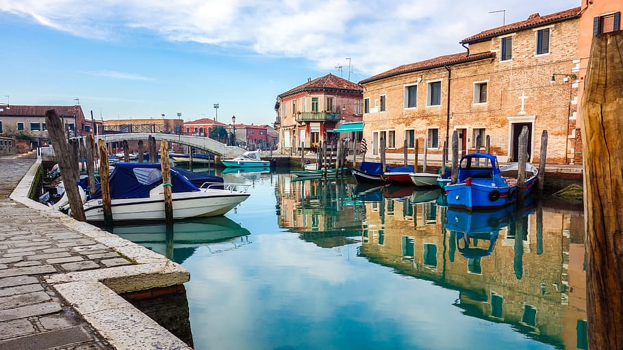 powerboats, river, docks, concrete, houses, cirrus clouds, venice, murano, colorful, venezia