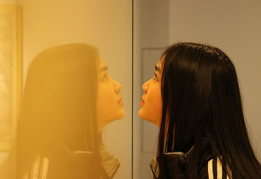 mujer frente a espejo, belleza, cara, figura, atención, figura de lado, grave, reflexión, el escaparate, mujer