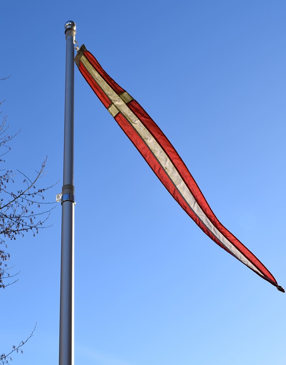 dinamarca, bandera danesa, dannebrog, asta de bandera, danés, dinamarca típica, bandera que agita, cielo, azul, vista de ángulo bajo