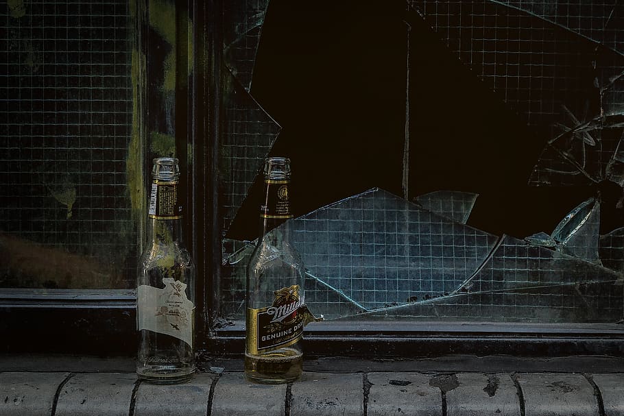 botella, bebidas, alcohol, vodka, cerveza, vidrio, piso, estructura construida, arquitectura, exterior del edificio